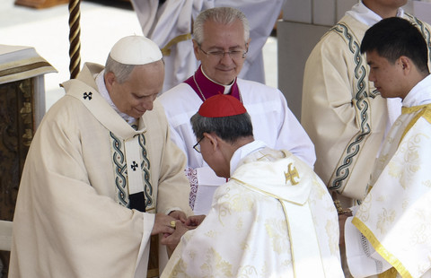 Kardinal Luis Tagle memasang Cincin Nelayan di jari Paus Leo XIV saat Misa perdana di Lapangan Santo Petrus di Vatikan, Minggu (18/5/2025). Foto: Guglielmo Mangiapane/REUTERS