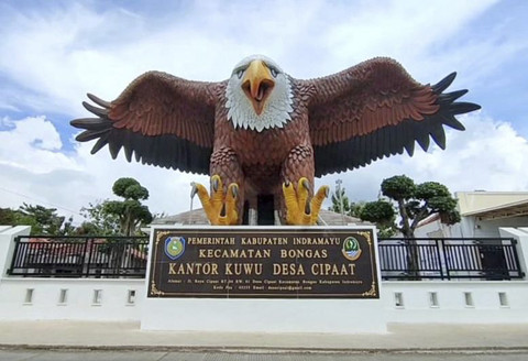 Patung Rajawali Raksasa di Kantor Desa Cipaat, Indramayu, yang viral. Foto: Istimewa