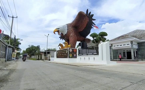 Patung Rajawali Raksasa di Kantor Desa Cipaat, Indramayu, yang viral. Foto: Istimewa