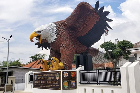 Patung Rajawali Raksasa di Kantor Desa Cipaat, Indramayu, yang viral. Foto: Istimewa