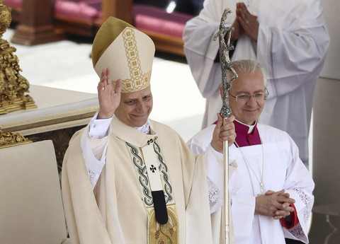 Paus Leo XIV memimpin misa perdana saat pelantikannya di Lapangan Santo Petrus, Vatikan, Minggu (18/5/2025). Foto: Guglielmo Mangiapane/Reuters