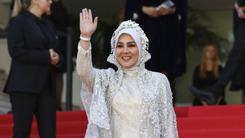 Syahrini saat di karpet merah film Dossier 137. Foto: Mickael Chavet/ ZUMA Press via REUTERS