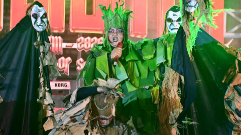 Atraksi para seniman teater dengan kostum unik yang mewakili tiap kabupaten di Sumsel menjadi hiburan warga di Festival Sriwijaya Sumatera Selatan, Minggu (18/5) Foto: urban id