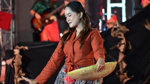 Atrasi penari yang gemulai memukai pengunjung di Festival Sriwijaya yang memjadi ajang perayaan identitas budaya Sumsel, Minggu (18/5) Foto: urban id