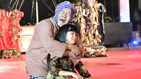 Penampilan ekspresif seniman teater di Festival Sriwijaya yang berlangsung di pelataran Monumen Perjuangan Rakyat (MONPERA) Palembang, Minggu, (18/5) Foto: urban id