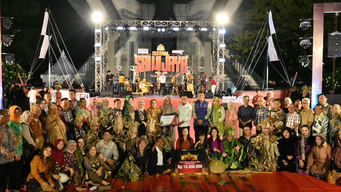 Seluruh seniman yang berfoto bersama di Festival Sriwijaya yang menjadi agenda tahunan di Palembang, Sumsel, Minggu (18/5) Foto: urban id