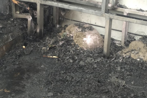 Reklame terbakar di Bintaro Exchange 2, Tangerang Selatan, Minggu (18/5/2025). Foto: Rayyan Farhansyah/kumparan