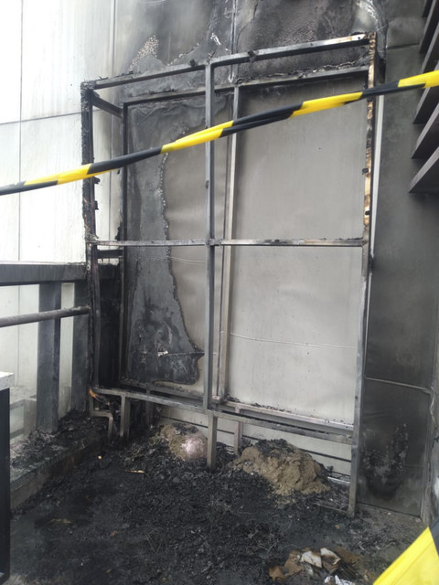 Reklame terbakar di Bintaro Exchange 2, Tangerang Selatan, Minggu (18/5/2025). Foto: Rayyan Farhansyah/kumparan