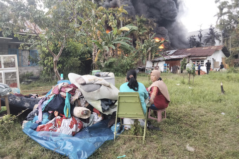 Gudang pabrik karet milik PT Teluk Luas di Kota Padang, Sumatera Barat (Sumbar), Minggu (18/5), terbakar. Foto: Istimewa