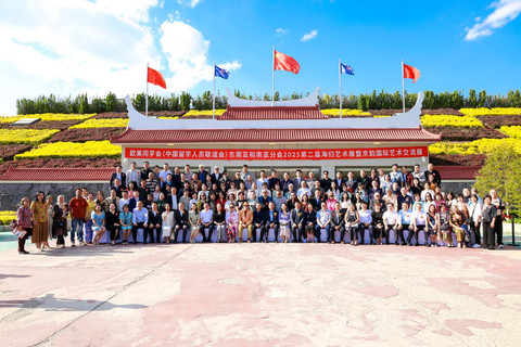 Duta Besar RI untuk Tiongkok, Djauhari Oratmangun, berfoto bersama para pelukis yang ikut dalam pameran di Beijing. Dok. Istimewa