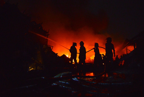 Petugas memadamkan api yang membakar pabrik karet PT Teluk Luas di Jalan Bypass Padang, Sumatera Barat, Minggu (18/5/2025). Foto: Iggoy el Fitra/ANTARA FOTO