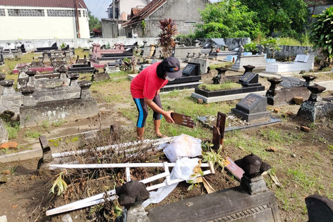 Kondisi nisan salib yang dirusak oleh orang tak dikenal di pemakaman umum (TPU) Ngentak, Baturetno, Kapanewon Banguntapan, Kabupaten Bantul, Senin (19/5/2025). Foto: Arfiansyah Panji Purnandaru/kumparan