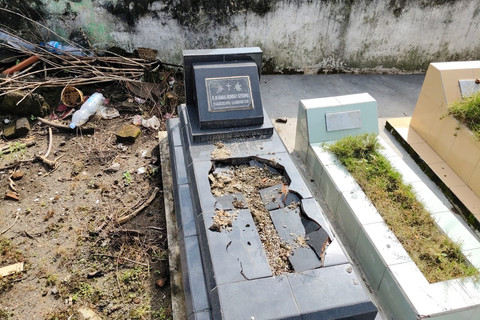Kondisi nisan salib yang dirusak oleh orang tak dikenal di pemakaman umum (TPU) Ngentak, Baturetno, Kapanewon Banguntapan, Kabupaten Bantul, Senin (19/5/2025). Foto: Arfiansyah Panji Purnandaru/kumparan