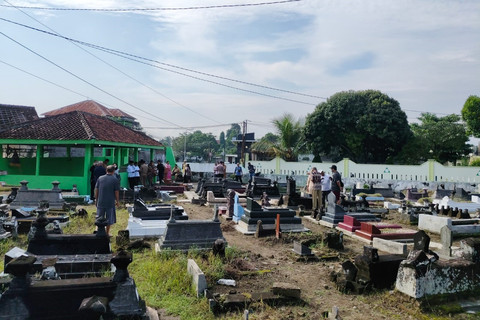 Kondisi nisan salib yang dirusak oleh orang tak dikenal di pemakaman umum (TPU) Ngentak, Baturetno, Kapanewon Banguntapan, Kabupaten Bantul, Senin (19/5/2025). Foto: Arfiansyah Panji Purnandaru/kumparan
