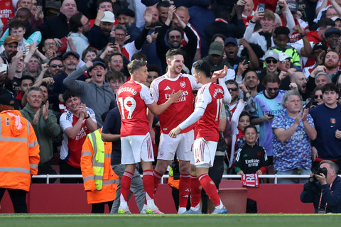 Selebrasi pemain Arsenal usai mencetak gol ke gawang Newcastle United pada pertandingan Liga Inggris di Stadion Emirates, London, Inggris, Minggu (18/5/2025). Foto: David Klein/REUTERS
