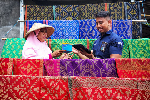 Nasabah bersama pegawai BRI. Foto: Dok. BRI