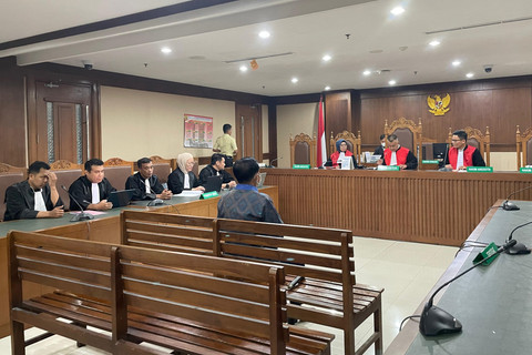 Eks Ketua PN Surabaya Rudi Suparmono menjalani sidang perdana terkait kasus dugaan suap vonis bebas Ronald Tannur, di Pengadilan Tipikor Jakarta, Senin (19/5/2025). Foto: Fadhil Pramudya/kumparan