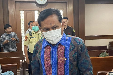 Eks Ketua PN Surabaya Rudi Suparmono menjalani sidang perdana terkait kasus dugaan suap vonis bebas Ronald Tannur, di Pengadilan Tipikor Jakarta, Senin (19/5/2025). Foto: Fadhil Pramudya/kumparan