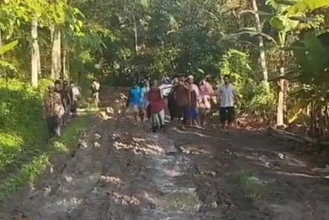 Sejumlah warga di Desa Mulyasari, Kecamatan Agrabinta Kabupaten Cianjur terpaksa menandu ibu hamil yang akan melahirkan saat menuju ke puskesmas akibat akses jalan yang hancur berlumpur dan berbatu. Foto: Dok. Istimewa