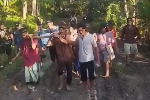 Sejumlah warga di Desa Mulyasari, Kecamatan Agrabinta Kabupaten Cianjur terpaksa menandu ibu hamil yang akan melahirkan saat menuju ke puskesmas akibat akses jalan yang hancur berlumpur dan berbatu. Foto: Dok. Istimewa