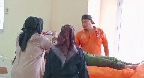 Polisi saat evakuasi jenazah hamil. Foto : Istimewa