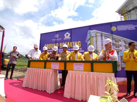 Ketua Umum Partai Golkar Bahlil Lahadalia (keempat dari kanan) bersama perwakilan Partai Golkar saat groundbreaking pembangunan gedung asrama putra di Madrasah Muallimin Muhammadiyah, Sedayu, Bantul, Yogyakarta, Minggu (18/5/2025). Foto: Dok. Istimewa