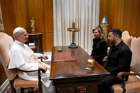 Presiden Ukraina Volodymyr Zelenskiy bertemu dengan Paus Leo XIV di Vatikan, Minggu (18/5/2025). Foto: Vatican Media/Simone Risoluti/Handout via REUTERS
