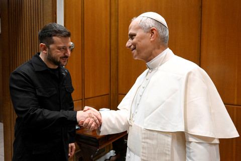 Presiden Ukraina Volodymyr Zelenskiy bertemu dengan Paus Leo XIV di Vatikan, Minggu (18/5/2025). Foto: Vatican Media/Simone Risoluti/Handout via REUTERS
