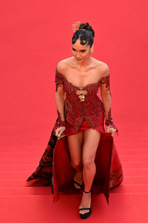 Penampilan Cinta Laura di Festival Film Cannes 2025. Foto: AFP