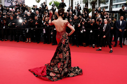 Penampilan Cinta Laura di Festival Film Cannes 2025. Foto: AFP