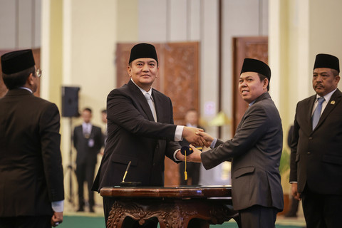 Ketua DPD Sultan Bachtiar Najamudin (kedua kanan) berjabat tangan dengan Sekretaris Jenderal DPD yang baru Irjen Pol Mohammad Iqbal (kedua kiri) saat pelantikan di Kompleks Parlemen, Senayan, Jakarta, Senin (19/5/2025). Foto: Dhemas Reviyanto/ANTARA FOTO