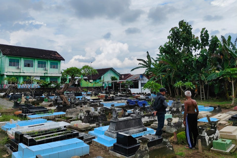 Kondisi 5 nisan yang dirusak orang tak dikenal di tempat pemakaman umum (TPU) Baluwarti, Kampung Kembang Basen, Kelurahan Purbayan, Kemantren Kotagede, Kota Yogyakarta, Senin (19/5/2025). Foto: Arfiansyah Panji Purnandaru/kumparan