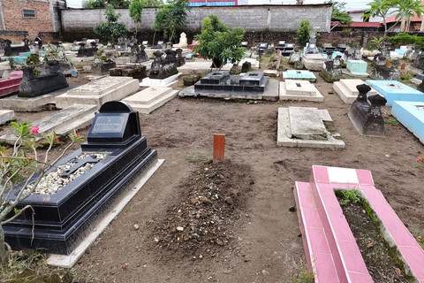 Kondisi 5 nisan yang dirusak orang tak dikenal di tempat pemakaman umum (TPU) Baluwarti, Kampung Kembang Basen, Kelurahan Purbayan, Kemantren Kotagede, Kota Yogyakarta, Senin (19/5/2025). Foto: Arfiansyah Panji Purnandaru/kumparan