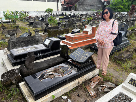 Pihak keluarga yang salah satu makamnya dirusak, Hana Sukamti, saat ditemui di lokasi, Senin (19/5). Foto: Dok. iqbaltwq/Pandangan Jogja