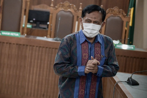 Terdakwa kasus dugaan suap terkait penanganan perkara terpidana Gregorius Ronald Tannur, Rudi Suparmono meninggalkan ruangan usai menjalani sidang dakwaan di Pengadilan Tipikor, Jakarta, Senin (19/5/2025). Foto: Fauzan/ANTARA FOTO