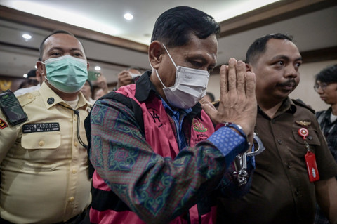 Terdakwa kasus dugaan suap terkait penanganan perkara terpidana Gregorius Ronald Tannur, Rudi Suparmono meninggalkan ruangan usai menjalani sidang dakwaan di Pengadilan Tipikor, Jakarta, Senin (19/5/2025). Foto: Fauzan/ANTARA FOTO