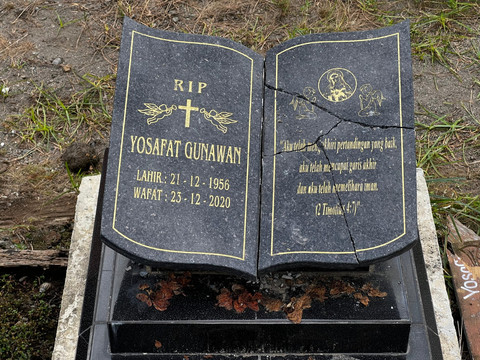 Nisan makam suami Hana Sukamti yang turut dirusak. Foto: Dok. iqbaltwq/Pandangan Jogja