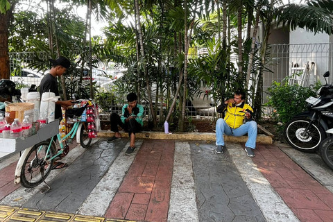 Para driver ojol di Jalan Tanah Abang 1, Jakarta Pusat, Senin (19/5/2025). Foto: Rayyan Farhansyah/kumparan