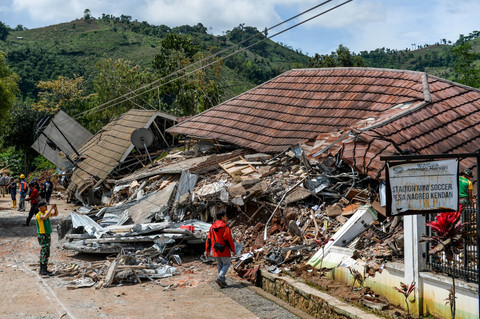 Kondisi bangunan yang runtuh akibat longsor di Desa Kendan, Kecamatan Nagreg, Kabupaten Bandung, Jawa Barat, Senin (19/5/2025). Foto: Raisan Al Farisi/ANTARA FOTO