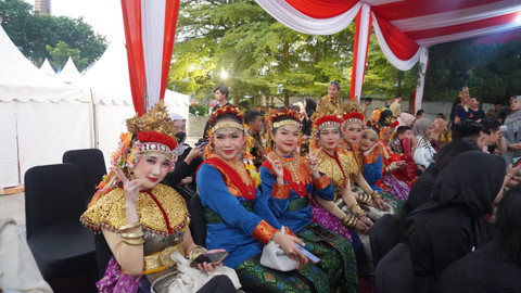 Para penampil yang sedang menunggu di depan panggung Festival Sriwijaya/Anyelir. 