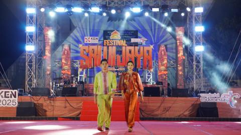 Penampilan Fashion Show Putera Puteri Sriwijaya/Anyelir. 