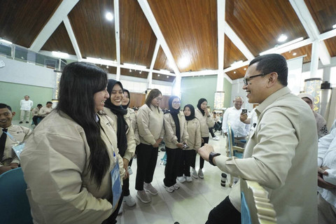 Menteri Pelindungan Pekerja Migran Indonesia (P2MI) Abdul Kadir Karding melepas 293 Pekerja Migran yang akan bekerja di Korea Selatan di Balai Besar Pengembangan Penjaminan Mutu Pendidikan Vokasi (BBPPMPV) di Depok, Jawa Barat, Senin (19/5/2025). Foto: Dok. Kementerian P2MI