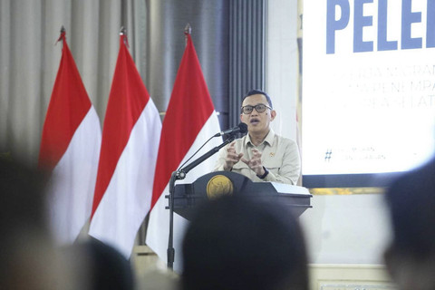 Menteri Pelindungan Pekerja Migran Indonesia (P2MI) Abdul Kadir Karding melepas 293 Pekerja Migran yang akan bekerja di Korea Selatan di Balai Besar Pengembangan Penjaminan Mutu Pendidikan Vokasi (BBPPMPV) di Depok, Jawa Barat, Senin (19/5/2025). Foto: Dok. Kementerian P2MI