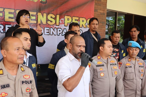 Kasatreskrim Polresta Denpasar, Kompol Laurens Raja Mangapul Haselo, saat jumpa pers di Gedung Polresta Denpasar, Bali, Senin (19/5/2025). Foto: Denita BR Matondang/kumparan