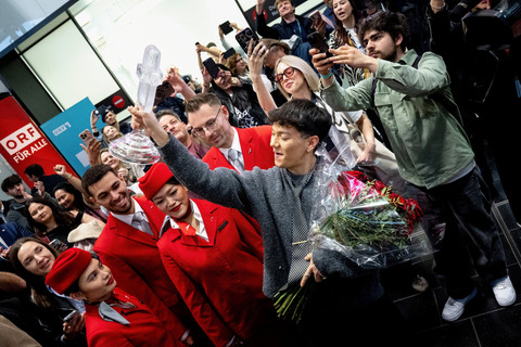 Penyanyi Austria Johannes Pietsch alias JJ, pemenang Kontes Lagu Eurovision 2025 tiba di Bandara Internasional Wina, Schwechat, Austria, Minggu (18/5/2025). Foto: Joe Klamar / AFP