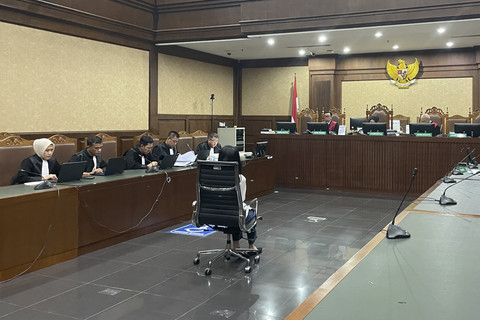 Ibu Ronald Tannur, Meirizka Widjaja, saat menjalani pemeriksaan sebagai terdakwa kasus dugaan pemufakatan jahat suap kasasi Ronald Tannur, di Pengadilan Tipikor Jakarta, Senin (19/5/2025). Foto: Fadhil Pramudya/kumparan