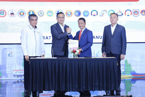 Menaker Yassierli hadiri penandatanganan kerja sama dengan PT Pertamina (Persero) di Jakarta Pusat, Senin (19/5/2025). Foto: Dok. Kemnaker
