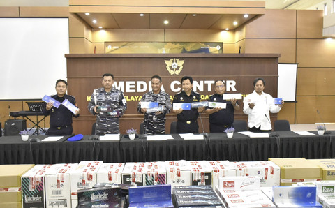 Upaya penyelundupan rokok tanpa pita cukai berhasil digagalkan dalam operasi gabungan antara Pangkalan Utama TNI Angkatan Laut (Lantamal) IV Batam dan Kantor Pelayanan Utama Bea dan Cukai (KPU BC) Tipe B Batam pada Kamis (15/5/2025). Foto: Dok. Puspen TNI