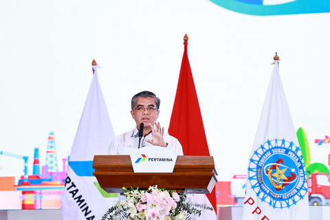 Menteri Ketenagakerjaan, Yassierli memberikan sambutan dalam acara penandatangan Perjanjian Kerja Bersama (PKB) IX periode 2025-2025 yang diselenggarakan di Ballroom Grha Pertamina, Jakarta, Senin, (19/05/2025). Foto: Dok. Pertamina