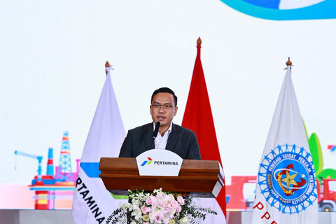 Direktur Utama Pertamina Simon Aloysius Mantiri memberikan sambutan dalam acara penandatangan Perjanjian Kerja Bersama (PKB) IX periode 2025-2025 yang diselenggarakan di Ballroom Grha Pertamina, Jakarta, Senin, (19/05/2025). Foto: Dok. Pertamina
